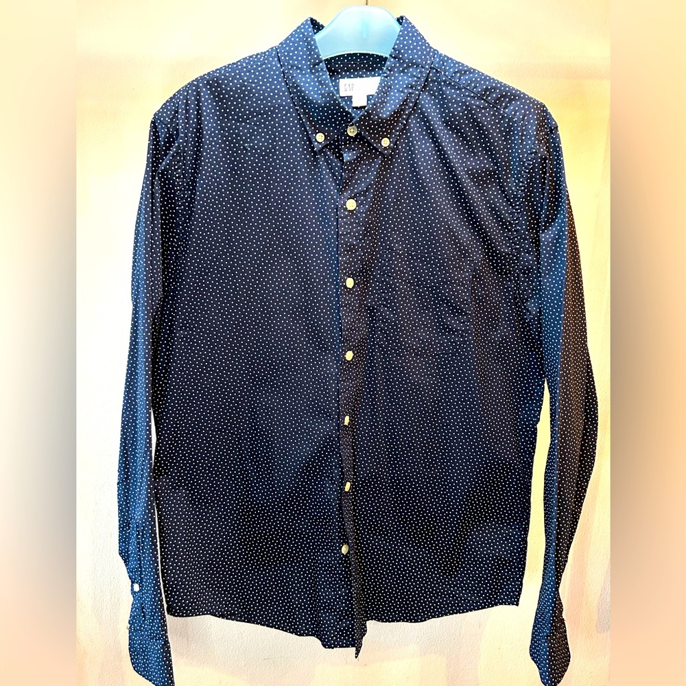 Gap Long sleeves bottom up shirt. Blue color .size L